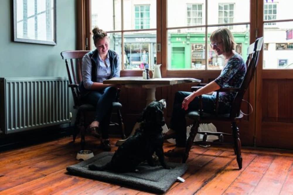 The Fleece At Cirencester Exterior foto The interior of the café
