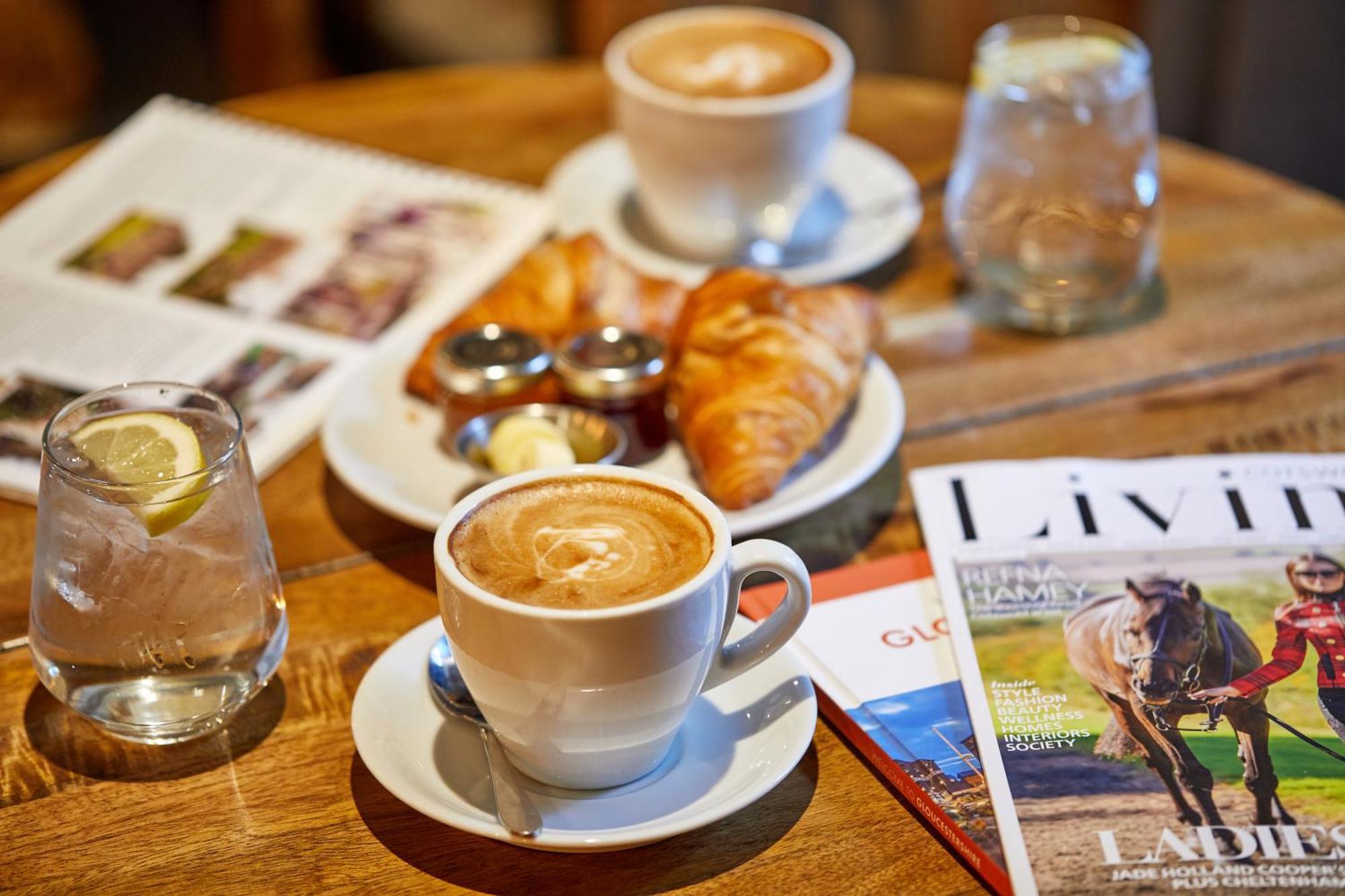 The Fleece At Cirencester Exterior foto A cappuccino