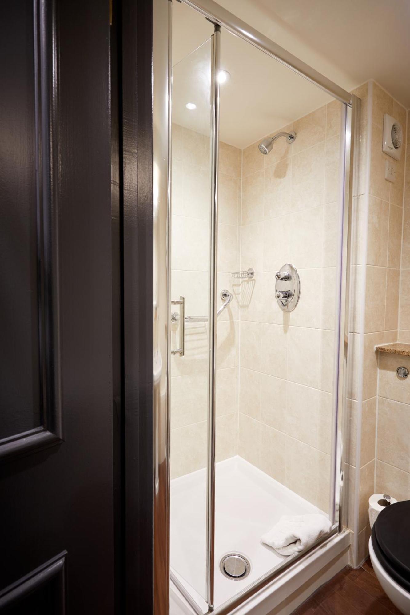 The Fleece At Cirencester Exterior foto A shower enclosure