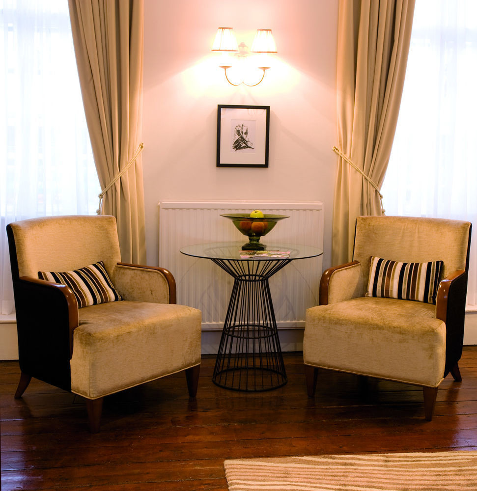 The Fleece At Cirencester Exterior foto A pair of club chairs
