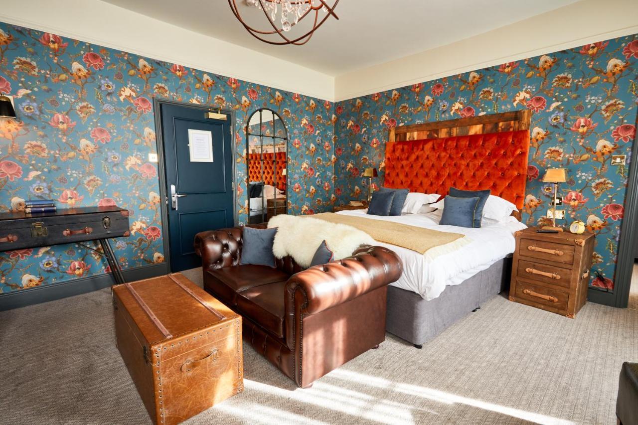 The Fleece At Cirencester Exterior foto The hotel's rooms are individually designed.