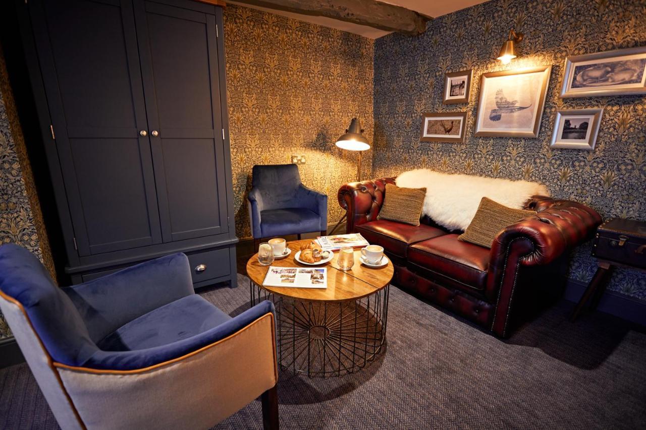 The Fleece At Cirencester Exterior foto The lounge at the station